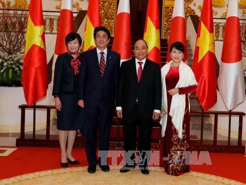 Vietnamese, Japanese Prime Ministers hold talks  - ảnh 2